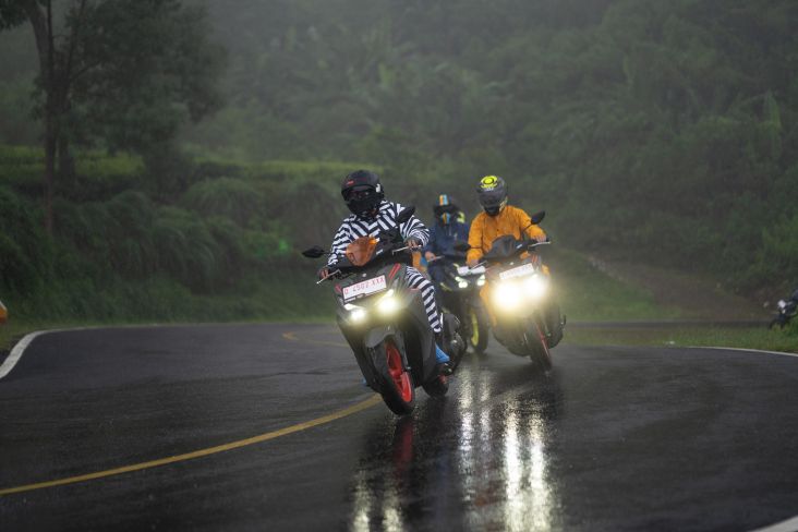 Pengendara Sarebu Kelokan Beraksi Berbahaya dengan Yamaha Aerox Alpha di Tengah Hujan dan Kabut Tebal, Netizen Heboh!