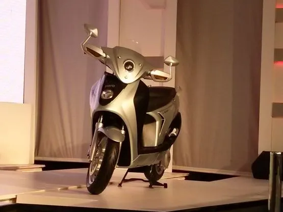 Motor Hybrid Buatan India dengan Tampilan yang Berbeda dari Yamaha dan Kawasaki