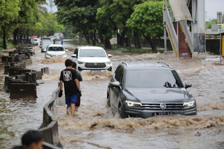 "Solusi Ampuh untuk Mengatasi Mobil Terjebak Akibat Banjir, Yuk Simak!"