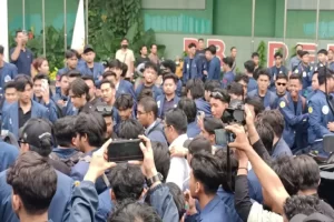 dan HAM

“Mahasiswa Berhasil Mencegat Menteri Hukum dan HAM saat Demo RUU TNI di DPR”