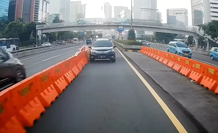 "Honda BR-V Bikin Mobil Lain Terseret Water Barrier di Jalur Contra Flow, Kejadian Mengejutkan Terjadi!"