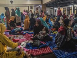 Semeru Meledak! Pendaki, Polisi, dan Warga Terjaga di Malam Hari