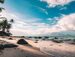 5 Pantai Menakjubkan di Jawa Barat untuk Daftar Liburan Anda