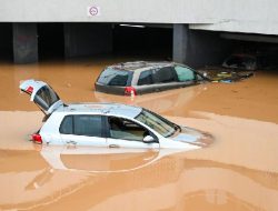 Kisah Warga Medan Bertahan di Atas Mobil Saat Banjir Menerjang
