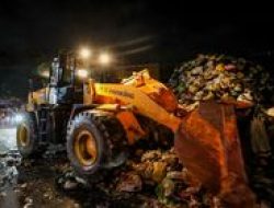 Pemkot Bandung Turunkan Alat Berat Bersihkan 100 Ton Sampah TPS Gunung Batu Timur