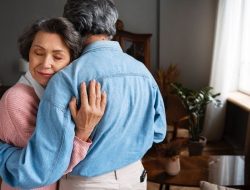 8 Perilaku Lembut yang Mengungkap Kesepian, Tapi Bisa Disembunyikan dengan Baik, Menurut Psikologi