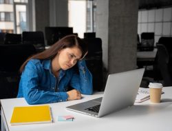 7 Ciri Orang Dewasa yang Kurang Dibesarkan dengan Kasih Sayang