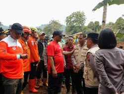 Air Mata Sariman, Korban Longsor Cibeunying Cilacap, Harapkan Keluarga Ditemukan Segera