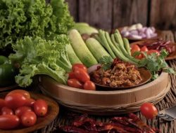 11 Menu Lalapan Lezat di Surabaya yang Mengenyangkan dan Menggugah Selera