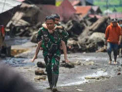 Bidan Fetri Bantu Korban Banjir Bandang di Agam yang Luka dan Patah Tulang