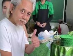 4 Potret Kenangan Epy Kusnandar Saat Jualan di Warung, Masak Bersama Istri, Ulek Sambal Mahir