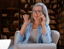 Masih Menelepon Orang Lain di Usia 60-an? Ini Penjelasan Psikologisnya