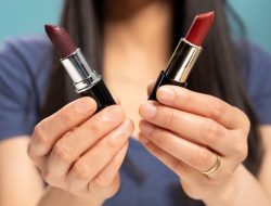 Tips memilih warna lipstik yang cocok untuk kulit, tampil sempurna di liburan akhir tahun!