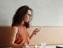 Apa yang Terjadi Saat Ibu-ibu 40 Tahunan Bersikap Sinis di Media Sosial