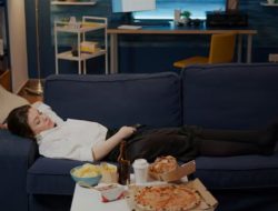 Orang yang Butuh TV untuk Tidur Malam Ini Memiliki 10 Ciri Khas Psikologis