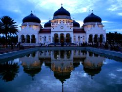 Aceh gelap, warga naik gunung cari sinyal dan berebut colokan genset