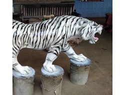 Patung Macan Putih Balongjeruk Viral, Ditemani Mbah Suwari dan Berkah UMKM