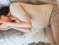 Posisi Tidur Berbahaya yang Menyebabkan Bayi Sungsang, Ibu Hamil Wajib Hindari!