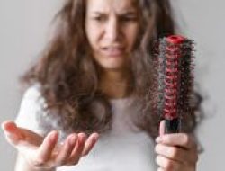 Mengapa Rambut Rontok Berlebihan? Cari Tahu Penyebab dan Solusinya