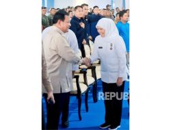 Gubernur Khofifah Dianugerahi Satyalancana Wira Karya oleh Presiden Prabowo