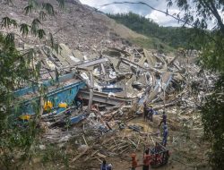Puluhan korban tertimbun di longsoran gunung sampah 20 lantai