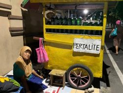 Kisah Lansia Jual Bensin untuk Hidup di Madiun