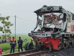 Kronologi Kecelakaan KA Menoreh, Kereta Ringsek Setelah Tabrak Truk Pengangkut Air