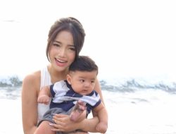 14 Foto Andrew Anak Erika Carlina dengan Artis