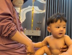 7 Foto Andrew Tersenyum Bahagia Saat Dipijat Erika Carlina