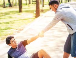 Jika Orang Tahu Kapan Membantu Tanpa Diminta, Mereka Punya 8 Ciri Ini Menurut Psikologi