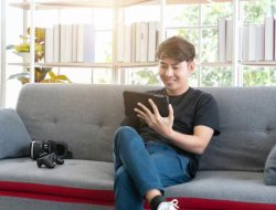 Orang yang Suka Nyalakan Subtitle Saat Menonton YouTube Punya 8 Ciri Kepribadian Ini, Kata Psikologi