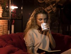 Orang yang Butuh Teh atau Kopi untuk Rileks Malam Ini Punya 7 Kepribadian Ini, Kata Psikologi