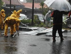 Menara Telekomunikasi di Atap Gedung Surabaya Roboh, Angin Capai 15 km/jam