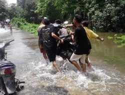 Warga Handilnegara Tantang Banjir Naik Motor