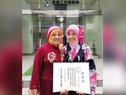 Kisah Bu Nini, Guru Honorer yang Jual Pastel di Sekolah untuk Biayai 4 Anak