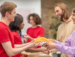 5 Cara Beramal untuk Orang Tua yang Sudah Tiada