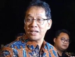 Momen Menkeu Purbaya Hadiri Wisuda Putra Sulung di UI, Wanita Muda Ikut Foto, Calon Mantu?