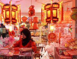 Rayakan Imlek dengan Labirin Lampion dan Bunga yang Menakjubkan