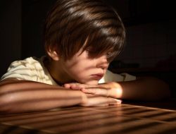 Mengapa Memaksa Anak Berbagi Bisa Merugikan Mereka