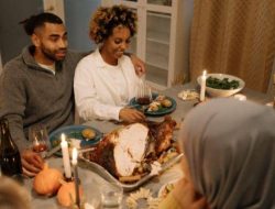 5 Cara Mengatasi Rasa Cemburu Pasangan Saat Buka Bersama