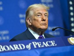 Gubernur AS Minta Trump Kembalikan Dana Setelah MA Batalkan Tarif Global