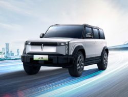 Perbandingan Jujur Suzuki Jimny vs Chery J6: Mana yang Lebih Menguntungkan?
