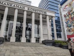 Mahfud MD Terkejut, DPR Ganti Calon Hakim MK, Inosentius Digantikan Adies Kadir: Etika Dipertanyakan