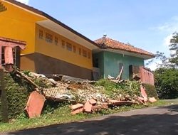 Pagar Sekolah Dasar Roboh Akibat Cuaca Buruk, Warga Metro Bahu-Membahu Bersihkan Puing-Puing