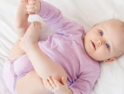 Mengapa Bayi Sering Menatap Ke Atas? Ini Penjelasannya