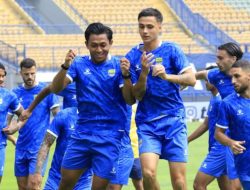 Febri Hariyadi Diperiksa Cedera, Bojan Hodak dan Beckham Putra Ikut Pantau