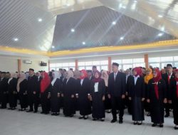 Kisah Kepsek SD Tibawa yang Rela Ganti Kendaraan 3 Kali Sehari untuk Murid