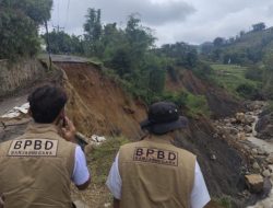 Foto mencekam jalan akses Dieng yang tersisa 1 meter aspal via Karangkobar-Batur