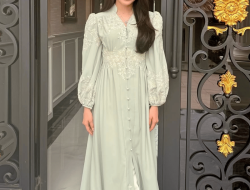 10 gaya seleb pakai busana Idulfitri warna pastel dan earth tone