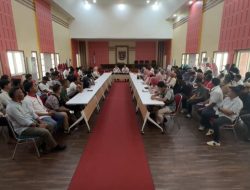 Penuhi Janji, SDK Beri BBK Rp3,3 M untuk Tambahan Penghasilan Perangkat Desa di Polman